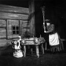 ERN: “Vaeslapse käsikivi” (J. Kangilaski, 1953). Stseen lavastusest: (vasakult) Vaeslaps – I. Kasesalu, Võõrasema – H. Raa. /Foto: A. Alla/