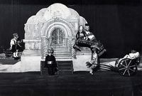 Draamateater: ā€VĆ¤ikesed rĆ¤nduridā€¯ (G. HelbemĆ¤e, 1938). Stseen lavastusest.