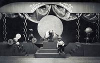 Draamateater: ā€Lend Kuu pealeā€¯ (L. VĆ¤ravas, 1940). Stseen lavastusest (1).