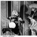 Noorsooteater: “Aladini imelamp” (N. Gernet, 1948). Stseen lavastusest: (vasakult) Ennustaja – A. Kivirähk, Vesiir – F. Veike.