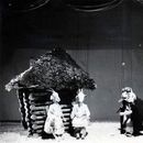 Ugala: “Kassi maja” (S. MarÅak, 1951). Stseen lavastusest.