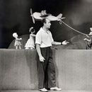 ERN: “Nukkude linn” (J. Å&nbsp;varts, 1961). Stseen lavastusest. Keskel Nukumeister – L. Mägi.