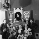 ERN: “Piuks, Mäuks ja tädi Marie” (J. TÅepovetski, 1972). Trupp: (ees vasakult) lavamonteerija P. Kuulpak, muusikaala juhataja V. Tarkpea, (istuvad vasakult) näitlejad M. Toompere, K. Kaddak (v H. Laas), L. Lippur, (seisavad vasakult) (pea)kunstnik J. Vaus, näitleja O. Liigand, inspitsient J.Tischler, valgustaja E. Radik, (taga keskel) lavastaja R. Agur.