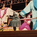 ERN: “Sünnipäev esikus” (H. Käo, 1994). Stseen lavastusest: (vasakult) Hiir Hermann – M. Tabor, Roosa Kingalusikas – A. Vaher, Kärbes Gilbert – M. Kampus.