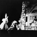 ERN: “Alice Imedemaal” (L. Carroll, 1994). Stseen lavastusest. Alice – R. Rätsepp.