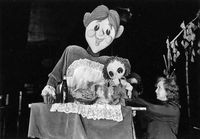 ERN: ā€VĆ¤ike Illimarā€¯ (Fr. Tuglas, 1975). Stseen lavastusest: (vasakult) Sohvi (M. Soomre), Illimar ā€“ M. Peedo.