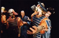 ERN: ā€Elutarkus vÅ‘i elukartusā€¯ (V. Tarassov, 1998). Stseen lavastusest: (vasakult) A. Uder ja L. Hanstin nukkudega.